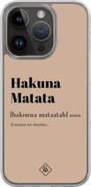 Casimoda® hoesje - Geschikt voor iPhone 13 Pro - Hakuna Matata - 2-in-1 case - Schokbestendig - Tekst - Verhoogde randen - Bruin/beige, Transparant