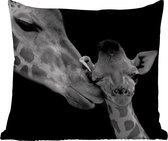 Sierkussen Buiten - Dieren - Zwart - Wit - Giraffe - Portret - 60x60 cm - Weerbestendig