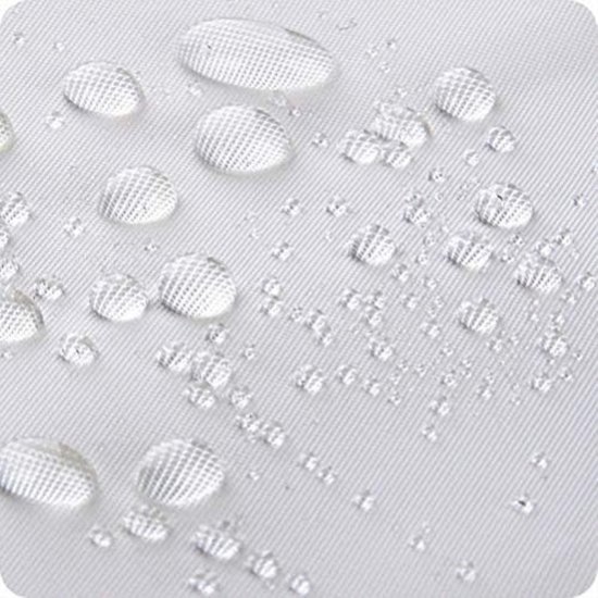 Witte stof met waterdruppels, detail van de waterafstotende eigenschap.