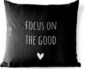 Buitenkussen - Engelse quote "Focus on the good" met een hartje tegen een zwarte achtergrond - 45x45 cm - Weerbestendig