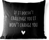 Sierkussen Buiten - Engelse quote "If it doesn't challenge you it won't change you" op een zwarte achtergrond - 60x60 cm - Weerbestendig