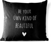 Buitenkussen - Engelse quote "Be your own kind of beautiful" met een hartje tegen een zwarte achtergrond - 45x45 cm - Weerbestendig