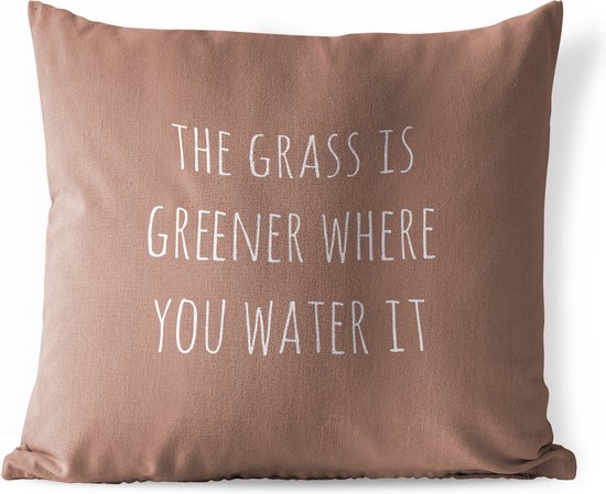 Tuinkussen - Engelse quote "The grass is greener where you water it" op een bruine achtergrond - 40x40 cm - Weerbestendig
