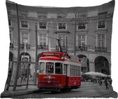 Sierkussen Buiten - Zwart-wit foto met een rode tram - 60x60 cm - Weerbestendig