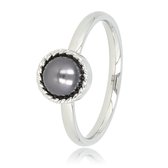 My Bendel - Ring zilverkleurig met zwarte parel - Zilverkleurige ring met een zwarte parel en een vintage rand - Met luxe cadeauverpakking