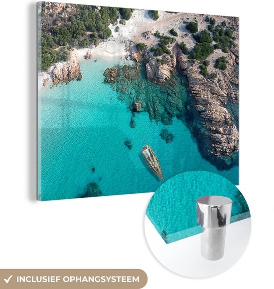 MuchoWow® Glasschilderij 80x60 cm - Schilderij acrylglas - Een luchtfoto van wit strand tussen rotsen - Foto op glas - Schilderijen