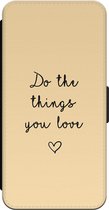Leuke Telefoonhoesjes - Bookcase hoesje geschikt voor iPhone 14 - Do the things you love - Wallet case met pasjeshouder - Tekst - Geel