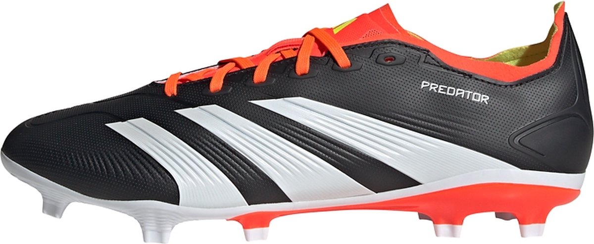 Zwarte adidas Predator League voetbalschoenen met vetersluiting, opvallende oranje accenten en stevige noppen voor grip.