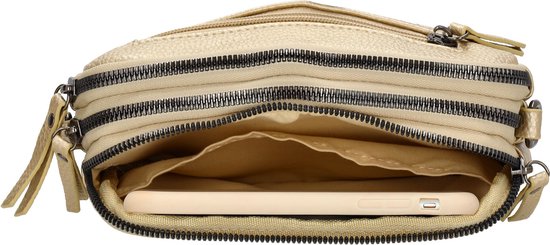 Gouden crossbodytas met ritsen en een telefoon erin.