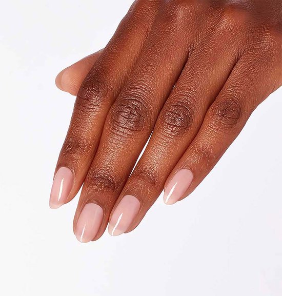 Donkere huid met ovale, nude nagels. Nagels zijn glanzend en ondoorzichtig.