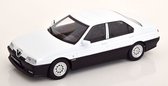 Het 1:18 Diecast-model van de Alfa Romeo 164 Q4 uit 1994 in wit. De fabrikant van het schaalmodel is Triple9. Dit model is alleen online verkrijgbaar