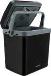 Zwarte Travellife koelbox met deksel open, waarin blikjes en flessen te zien zijn.