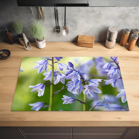 KitchenYeah® Inductie beschermer 80x52 cm - Een close-up van piekfijne sterhyacinten - Kookplaataccessoires - Afdekplaat voor kookplaat - Inductiebeschermer - Inductiemat - Inductieplaat mat