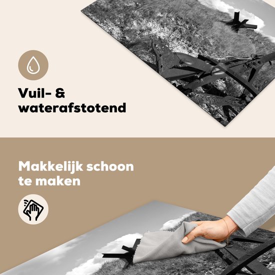 KitchenYeah® Inductie beschermer 76x51.5 cm - Franse duinen van Omaha Beach bij Stranden van D-Day in Europa - zwart wit - Kookplaataccessoires - Afdekplaat voor kookplaat - Inductiebeschermer - Inductiemat - Inductieplaat mat