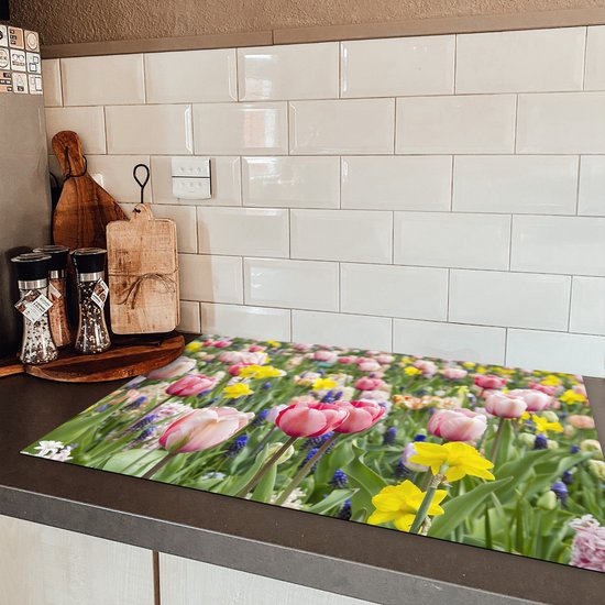 KitchenYeah® Inductie beschermer 81.6x52.7 cm - Een veld met tulpen, narcissen en blauwe druiven - Kookplaataccessoires - Afdekplaat voor kookplaat - Inductiebeschermer - Inductiemat - Inductieplaat mat