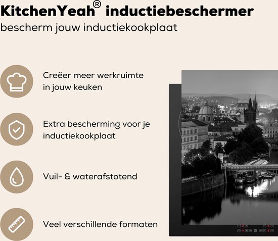 KitchenYeah® Inductie beschermer 90x52 cm - De bruggen in Praag bij een donkere lucht - zwart wit - Kookplaataccessoires - Afdekplaat voor kookplaat - Inductiebeschermer - Inductiemat - Inductieplaat mat