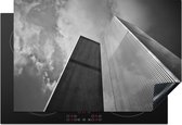 KitchenYeah® Inductie beschermer 78x52 cm - Onderaanzicht van de torens van het World trade center in New York - zwart wit - Kookplaataccessoires - Afdekplaat voor kookplaat - Inductiebeschermer - Inductiemat - Inductieplaat mat