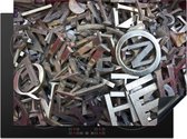 KitchenYeah® Inductie beschermer 70x52 cm - Metalen letters op een stapel - Kookplaataccessoires - Afdekplaat voor kookplaat - Inductiebeschermer - Inductiemat - Inductieplaat mat