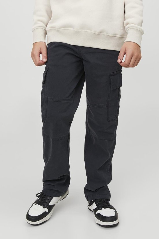 Gedetailleerde close-up van een donkergrijze cargo broek met zakken en stiksels.