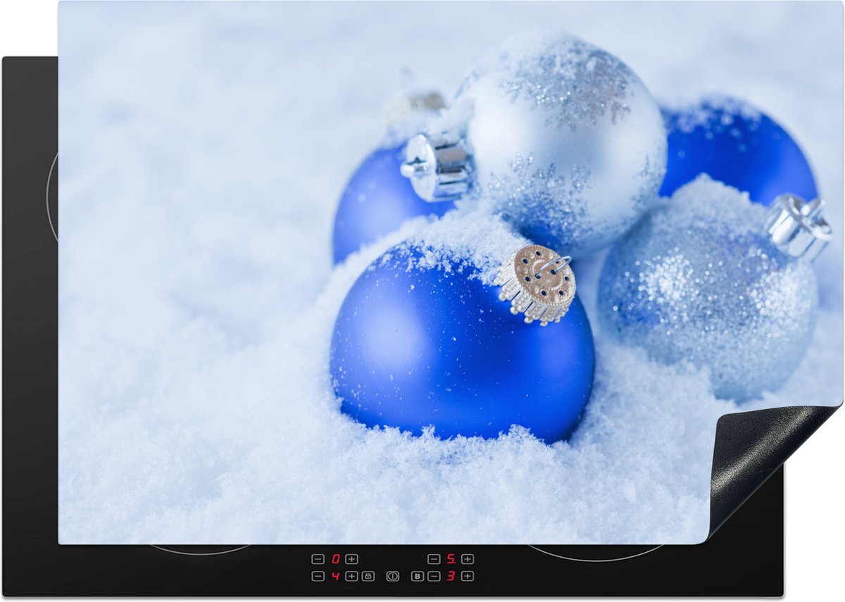 KitchenYeah® Inductie beschermer 75x52 cm - Een set blauwe en zilveren kerstballen bevinden zich in de sneeuw - Kookplaataccessoires - Afdekplaat voor kookplaat - Inductiebeschermer - Inductiemat - Inductieplaat mat