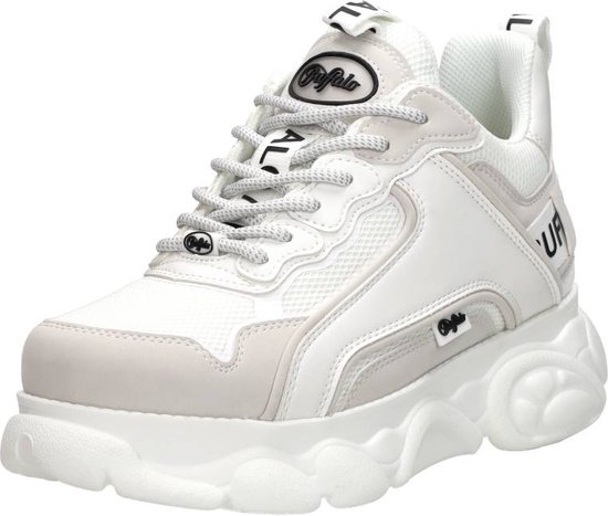Witte Buffalo sneakers met dikke zool, mesh details en 'BUFFALO' logo op de zijkant.