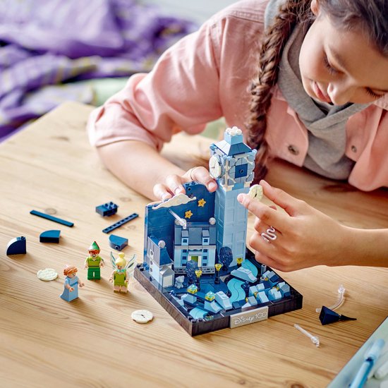 LEGO 43232 Disney Peter Pan en Wendy vliegen over Londen Skyline Diorama Set met glow-in-the-dark Big Ben Model en Personages incl. Tinkelbel, Cadeau voor Tieners, Vrouwen en Mannen vanaf 10 jaar - LEGO