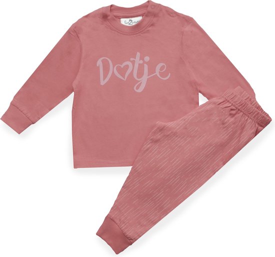 Roze pyjamaset met lange mouwen van Fun2Wear. De top heeft 'Dotje' met een hartje en de broek heeft streepjes.