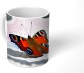 Mok - Dagpauwoog vlinder op de grond - 350 ML - Beker