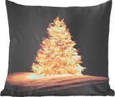Sierkussen - Een Verlichtte Kerstboom Tijdens De Nacht - Multicolor - 40 Cm X 40 Cm