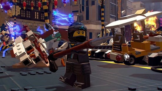Een blauwe Lego-ninja met masker en speer in een stedelijke omgeving met explosies.