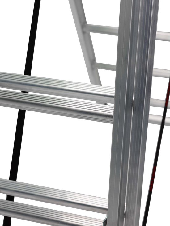 Detail van een aluminium reformladder met horizontale sporten en een zwarte spanband.