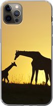 Geschikt voor iPhone 13 Pro Max hoesje - Giraffe - Silhouet - Kalf - Siliconen Telefoonhoesje