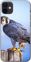 Geschikt voor iPhone 12 mini hoesje - Close-up van een roofvogel op een dikke houten paal - Siliconen Telefoonhoesje