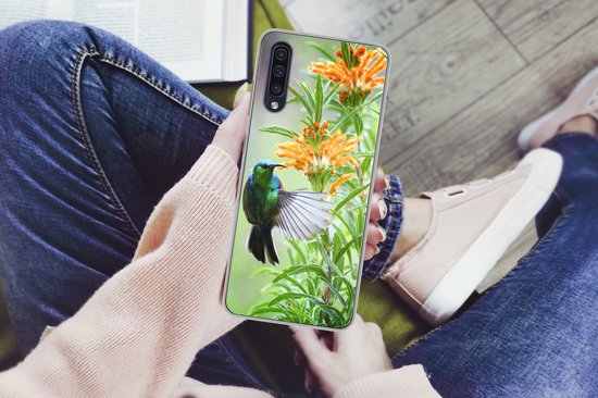 Telefoonhoesje Geschikt voor Samsung Galaxy A30s hoesje - Close-up van een kleurrijke vogel naast planten met oranje bloemen - Siliconen Telefoonhoesje Telefoonhoesje