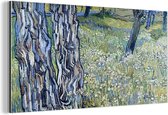 Wanddecoratie Metaal - Aluminium Schilderij Industrieel - Boomstammen in het gras - Vincent van Gogh - 40x20 cm - Dibond - Foto op aluminium - Industriële muurdecoratie - Voor de woonkamer/slaapkamer