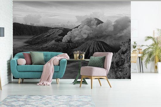Behang - Fotobehang Indonesië - Vulkaan - Zwart - Wit - Breedte 390 cm x hoogte 260 cm