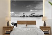 Behang - Fotobehang Surfplank op het strand van Boracay - zwart wit - Breedte 350 cm x hoogte 350 cm