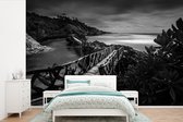 Behang - Fotobehang Indonesië - Brug - Zwart - Wit - Breedte 390 cm x hoogte 260 cm