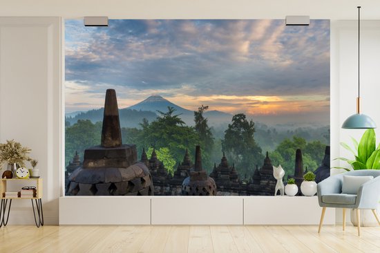 Papier peint vinyle - Lever du soleil au temple de Borobudur en Indonésie largeur 600 cm x hauteur 400 cm - Tirage photo sur papier peint (disponible en 7 tailles)