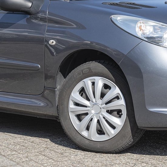 Zilverkleurige wieldop op een auto met donkergrijze carrosserie.