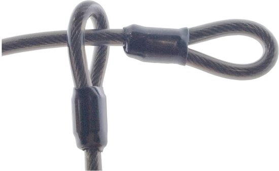 Close-up van de lussen van een zwarte staalkabel.