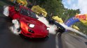 Twee sportauto's, één felrode Mazda RX-7, driften op een circuit met rookontwikkeling.