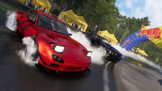 Twee sportauto's, één felrode Mazda RX-7, driften op een circuit met rookontwikkeling.
