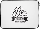 Laptophoes 13 inch - Be the person your dog thinks you are - Quotes - Spreuken - Hond - Laptop sleeve - Binnenmaat 32x22,5 cm - Zwarte achterkant