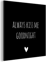 Wanddecoratie Metaal - Aluminium Schilderij Industrieel - Engelse quote "Always kiss me goodnight" met een hartje tegen een zwarte achtergrond - 20x20 cm - Dibond - Foto op aluminium - Industriële muurdecoratie - Voor de woonkamer/slaapkamer