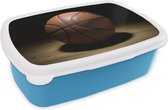 Broodtrommel Blauw - Lunchbox - Brooddoos - Een basketbal in de spotlights in een zaal - 18x12x6 cm - Kinderen - Jongen