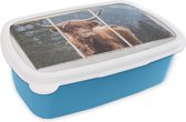 Broodtrommel Blauw - Lunchbox - Brooddoos - Schotse hooglander - Doorkijk - Uitzicht - 18x12x6 cm - Kinderen - Jongen