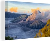 Canvas Schilderij Mist in Indonesië - 180x120 cm - Wanddecoratie XXL