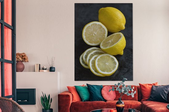Un citron simplement rendu en plusieurs morceaux sur fond sombre Toile 120x160 cm - Tirage photo sur Toile (Décoration murale salon / chambre) XXL / Groot format!