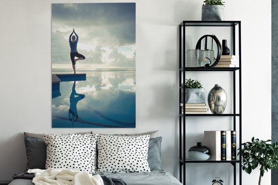 Une femme pratique le yoga près d'une piscine toile 90x140 cm - Tirage photo sur toile (Décoration murale salon / chambre)